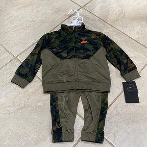Nike baby boy 2 piece set in olive